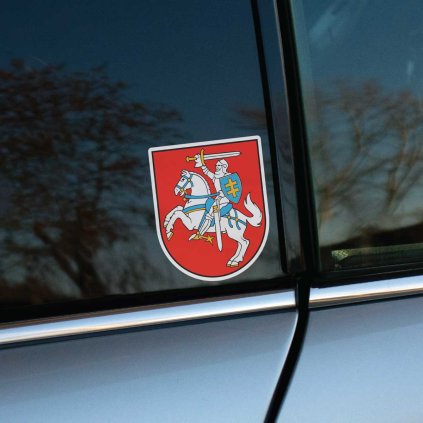 Tlačená nálepka na auto so štátnym znakom Litvy, rytier na koni so štítom a mečom na červenom štíte v heraldickom štýle.