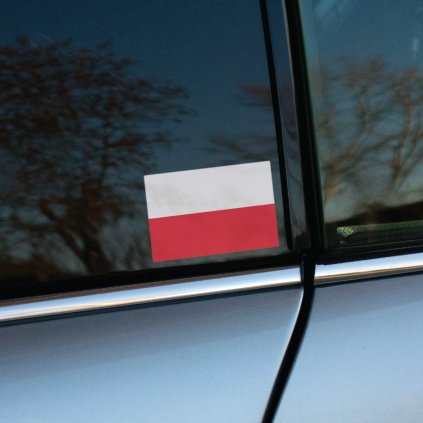 Tlačená nálepka na auto s poľskou vlajkou, tvorenou dvoma vodorovnými pruhmi – bielym hore a červeným dole.