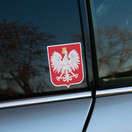 Tlačená nálepka na auto so štátnym znakom Poľska, biely orol so zlatou korunou na červenom heraldickom štíte.