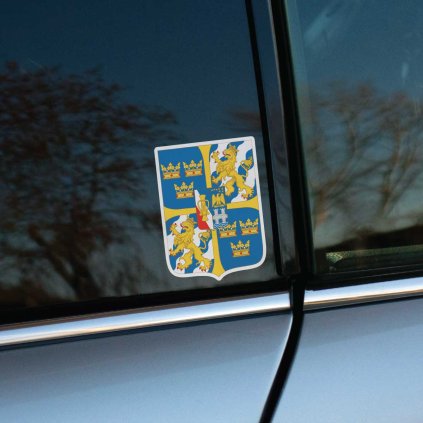 Tlačená nálepka na auto s veľkým znakom Švédska, štít so štyrmi poľami, korunami, levmi a krížovým delením.
