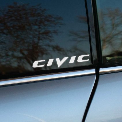 Plotrovaná nálepka na auto s originálnym logom Honda Civic 8. generácie, šikmé futuristické písmo s dynamickým výrazom.