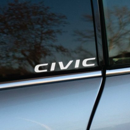 Plotrovaná nálepka na auto s originálnym logom Honda Civic 10. generácie, moderné písmo s jemne zaoblenými hranami.