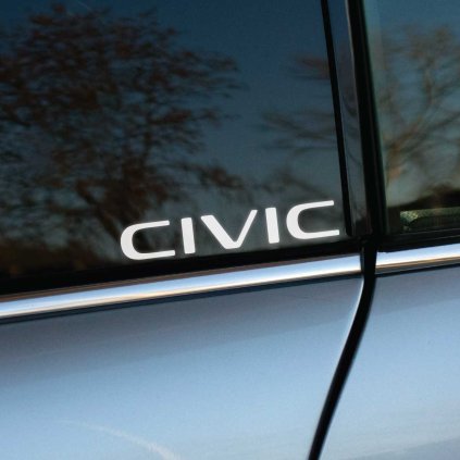 Plotrovaná nálepka na auto s originálnym logom Honda Civic 11. generácie, minimalistický moderný font s čistými líniami.