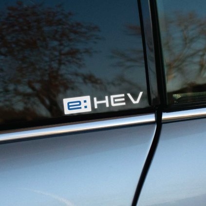 Plotrovaná nálepka na auto s logom „e:HEV“ a modrým detailom, originálne označenie hybridných modelov Honda s elektrickým pohonom.