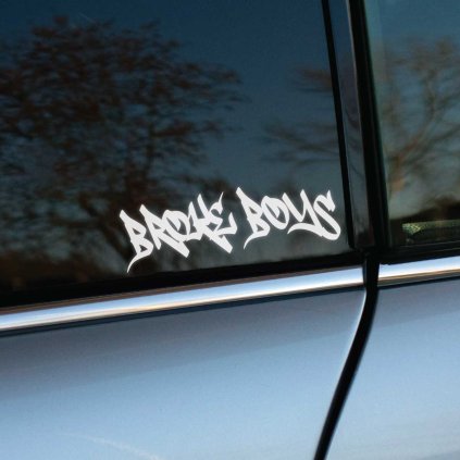 Plotrovaná nálepka na auto s nápisom „Broke Boys“ v graffiti štýle, odvážny mestský dizajn pre fanúšikov street kultúry.