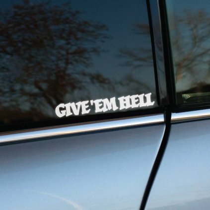 Plotrovaná nálepka na auto s nápisom „GIVE ’EM HELL“ v gotickom štýle, výrazný odkaz pre fanúšikov agresívneho vzhľadu.