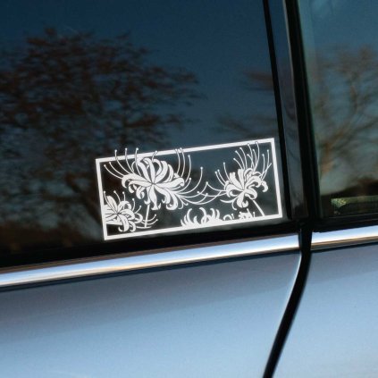 Plotrovaná nálepka na auto s jemným motívom pavúčích ľalií v ráme, dekoratívny kvetinový dizajn s japonským nádychom.