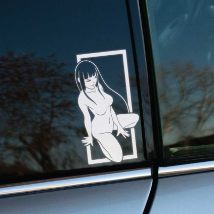 Plotrovaná nálepka na auto s anime postavou sediacej ženy s dlhými vlasmi, zasadená do obdĺžnikového rámu v japonskom štýle.