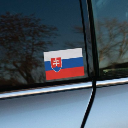 Tlačená nálepka so slovenskou vlajkou, vodorovné pruhy biela, modrá a červená, vľavo erb s dvojkrížom na troch modrých vrchoch.