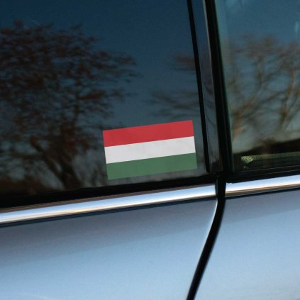 Tlačená nálepka s vlajkou Maďarska, vodorovné pruhy červená, biela a zelená v rovnakých šírkach, obdĺžnikový tvar.