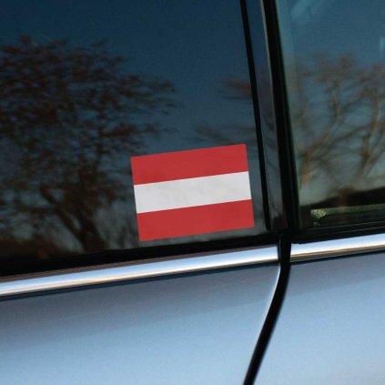 Tlačená nálepka s vlajkou Rakúska, vodorovné pruhy červená, biela a červená v rovnakých šírkach, obdĺžnikový tvar.