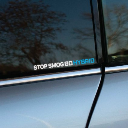 Plotrovaná nálepka s textom STOP SMOG GO HYBRID, biele a modré písmo, ekologický odkaz na podporu hybridných vozidiel.