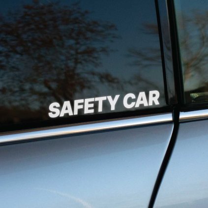Plotrovaná nálepka na auto s textom „Safety Car“, určená na jasné označenie sprievodného bezpečnostného vozidla.