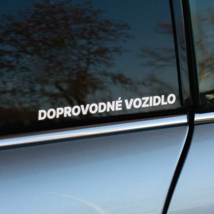 Plotrovaná nálepka na auto s textom „Doprovodné vozidlo“, praktická bezpečnostná označovacia fólia na sklo či karosériu.