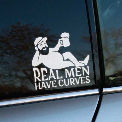 Plotrovaná nálepka na auto s postavičkou muža s pivom a textom „Real men have curves“, vtipný originálny dizajn.