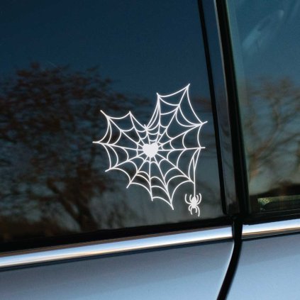 Plotrovaná nálepka na auto s motívom pavučiny v tvare srdca a malého pavúka, originálny doplnok pre milovníkov netradičného štýlu.