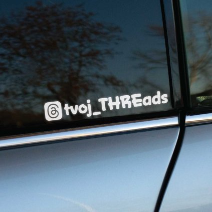 Plotrovaná nálepka na auto s menom účtu Threads a ikonou, jednoduchý a štýlový doplnok na propagáciu profilu.