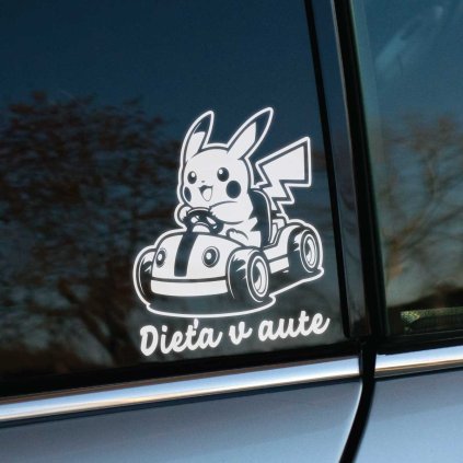 Plotrovaná nálepka postavička Pikachu za volantom motokáry doplnená o oblý písaný nápis Dieťa v aute v spodnej časti.