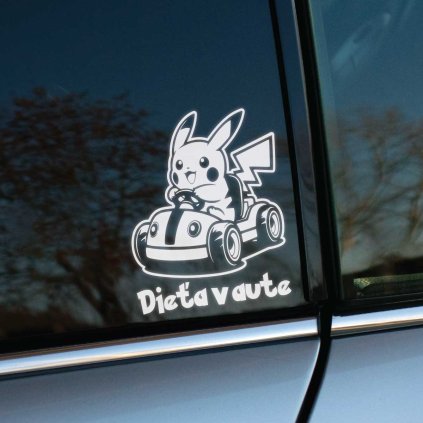 Plotrovaná nálepka s motívom Pikachu v autíčku a textom „Dieťa v aute“, hravé upozornenie pre ostatných vodičov.