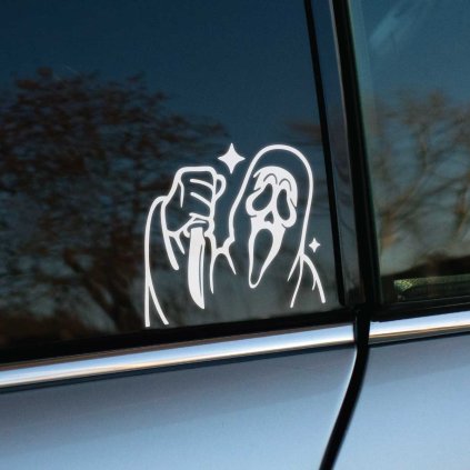 Plotrovaná nálepka s motívom postavy Ghostface z hororu Vreskot držiacej nôž, doplnená o výrazné hviezdičky pre efekt.