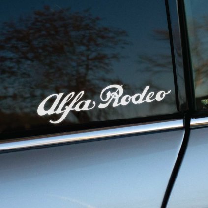 Plotrovaná nálepka s elegantným písaným písmom, ktorú tvorí jediný slovný nápis Alfa Rodeo v horizontálnom prevedení.