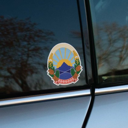 Tlačená nálepka štátny znak Severného Macedónska s horou, slnkom a obilím, detailný motív vhodný ako nálepka na auto či kufor.
