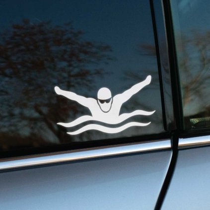 Plotrovaná nálepka so siluetou plavca v okuliaroch pri štýle motýlik, dynamický športový motív pre milovníkov plávania.