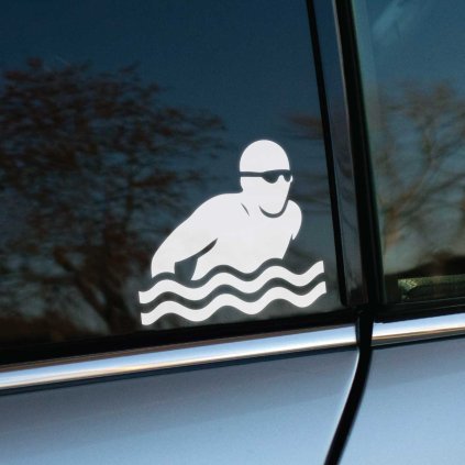 Plotrovaná nálepka so siluetou plavca v okuliaroch pri štýle prsia, športový motív pre nadšencov plávania a tréningu.