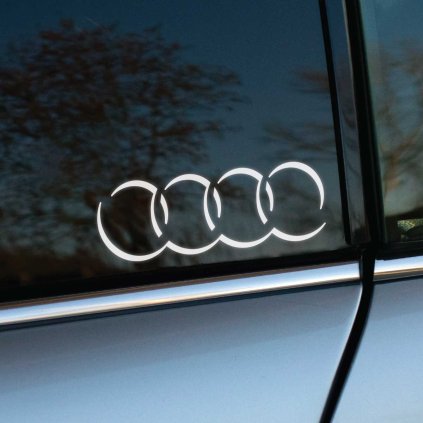 Plotrovaná nálepka so štyrmi prepojenými kruhmi v tieni dizajne loga Audi, decentný motív pre elegantný tuningový štýl.