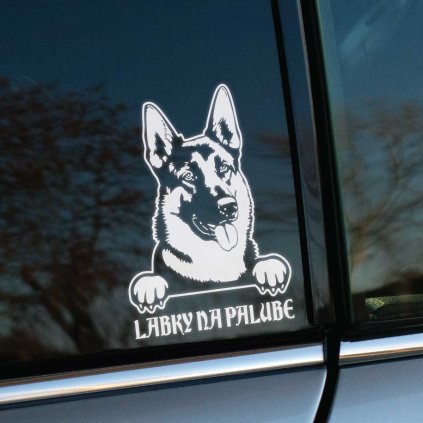 Plotrovaná nálepka s motívom nemeckého ovčiaka a nápisom „Labky na palube“, vhodná pre milovníkov psov.