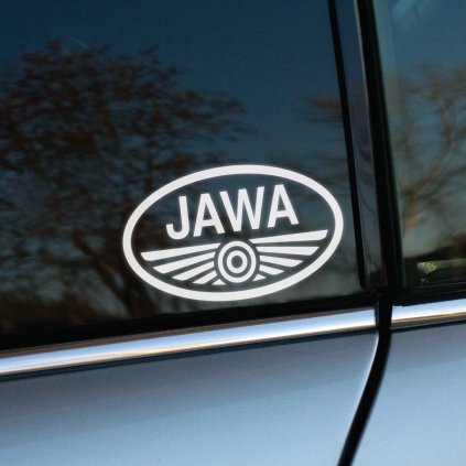 Plotrovaná nálepka s oválnym logom JAWA a symbolom krídel, ideálna pre fanúšikov klasických motocyklov tejto značky.