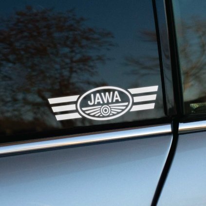 Plotrovaná nálepka s oválnym logom JAWA a rozšírenými krídlami po stranách, klasický dizajn pre priaznivcov motocyklov JAWA.