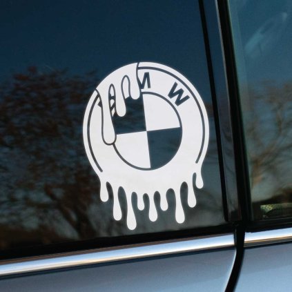 Plotrovaná nálepka s kruhovým logom značky BMW, ktoré má vizuálny efekt stekajúcej farby v spodnej aj hornej časti.