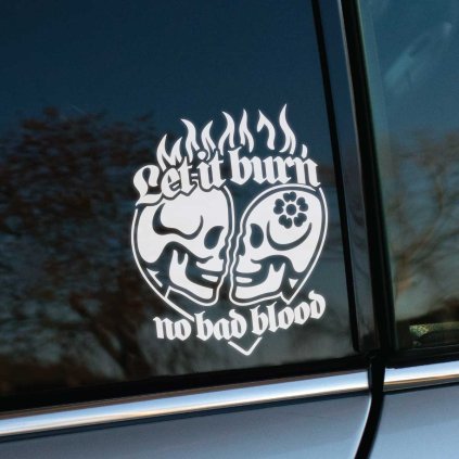 Plotrovaná nálepka s dvoma lebkami v srdci, nápisom „Let it burn, no bad blood“ a plameňovým motívom v gotickom štýle.