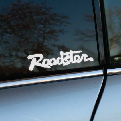 Plotrovaná nálepka s nápisom „Roadster“ v rukopisnom štýle, dynamický dizajn inšpirovaný legendárnym modelom Mazda MX-5.