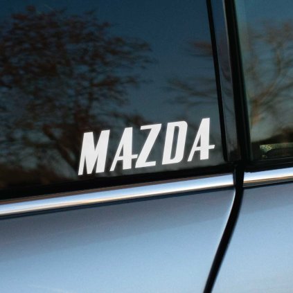 Plotrovaná nálepka s logom značky Mazda v hrubom písmovom štýle, precízne vyrezaný a výrazný minimalistický dizajn.