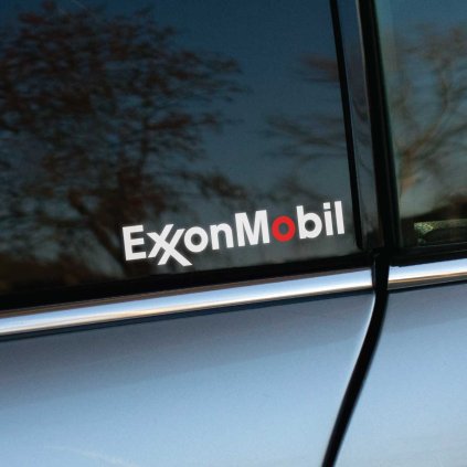 Plotrovaná nálepka s logom značky ExxonMobil, presne vyrezané písmo s dvojitým X a červeným zvýraznením písmena O.