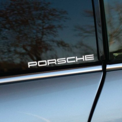 Plotrovaná nálepka s logom Porsche, čistý nápis v modernom geometrickom písme s presnými hranami a rovnými líniami.