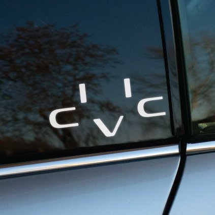 Plotrovaná nálepka s logom modelu Honda Civic, moderné geometrické písmo s výrazným minimalistickým dizajnom.