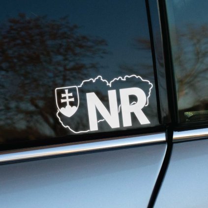Plotrovaná nálepka s obrysom Slovenska, štátnym znakom a skratkou okresu NR v modernom minimalistickom štýle.