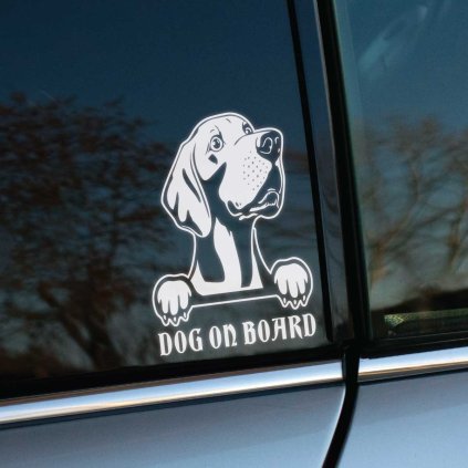 Plotrovaná nálepka s hlavou poľovníckeho psa a nápisom „DOG ON BOARD“, detailne spracovaná v kreslenom štýle.