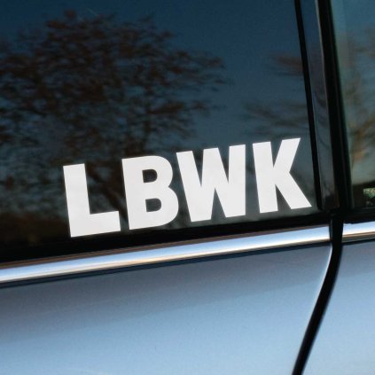 Plotrovaná nálepka s veľkým nápisom „LBWK“ v tučnom písmovom štýle, ideálna pre fanúšikov Liberty Walk úprav.
