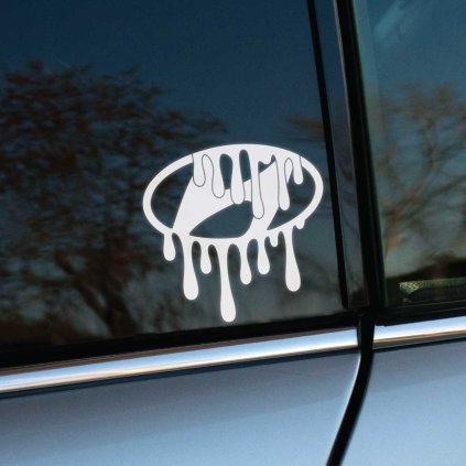 Plotrovaná nálepka s upraveným logom Hyundai v ovále, doplneným o stekajúci efekt v štýle roztápajúcej sa grafiky.