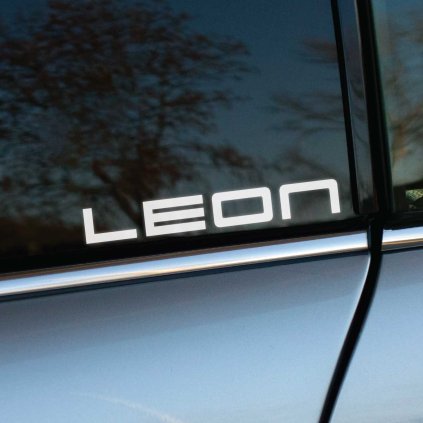 Plotrovaná nálepka s nápisom LEON v modernom geometrickom fonte, precízne vyrezaný minimalistický dizajn s technickým a čistým štýlom.
