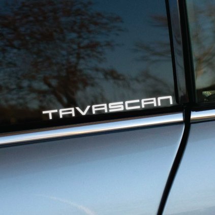 Plotrovaná nálepka s nápisom TAVASCAN v modernom geometrickom fonte, precízne vyrezaný minimalistický dizajn s technickým a čistým štýlom písmen.