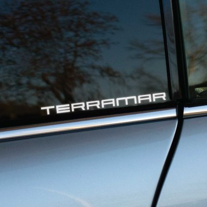 Plotrovaná nálepka s nápisom TERRAMAR v modernom technickom fonte, precízne vyrezaný minimalistický dizajn s geometricky vyváženými písmenami.