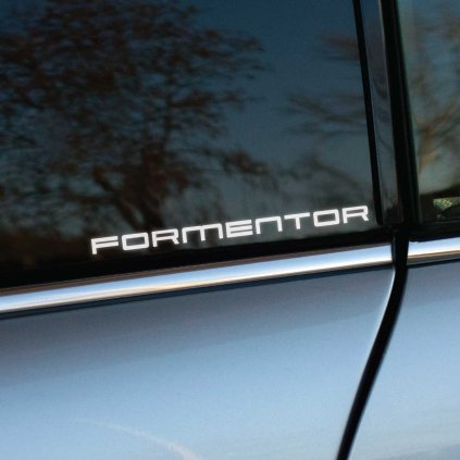 Plotrovaná nálepka s nápisom FORMENTOR v modernom technickom fonte, precízne vyrezaný minimalistický dizajn s čistými líniami písmen.