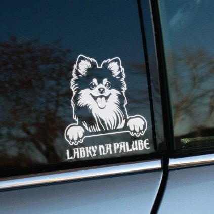 Plotrovaná nálepka s motívom psa plemena pomeranian a nápisom LABKY NA PALUBE, precízne vyrezaný dizajn s hravým výrazom a ozdobným písmom.