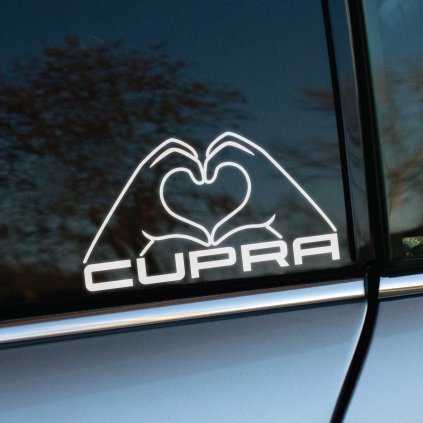 Plotrovaná nálepka CUPRA s obrysom rúk tvoriacich srdce, precízne vyrezaný dizajn spájajúci technický štýl loga s jemným symbolom lásky.