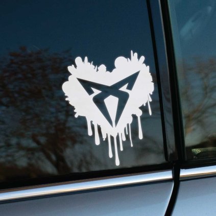 Plotrovaná nálepka s logom CUPRA v strede srdca v štýle graffiti, originálny dizajn s efektom stekajúcej farby pre výrazný mestský vzhľad.